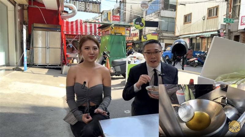 朱學恒前往台中大甲知名「手工地瓜球攤」開直播,並訪問辣妹老闆娘Bella。(圖/翻攝自萬事通事務所YouTube)