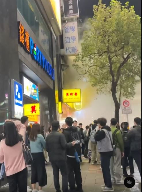 台北東區連鎖串燒「焦糖楓」深夜狂冒濃煙,引起民眾圍觀。(圖/翻攝自X@eating_egg)