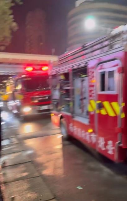 數輛消防車趕到現場,不過火勢已被店員撲滅。(圖/翻攝自X@nickkang2680)