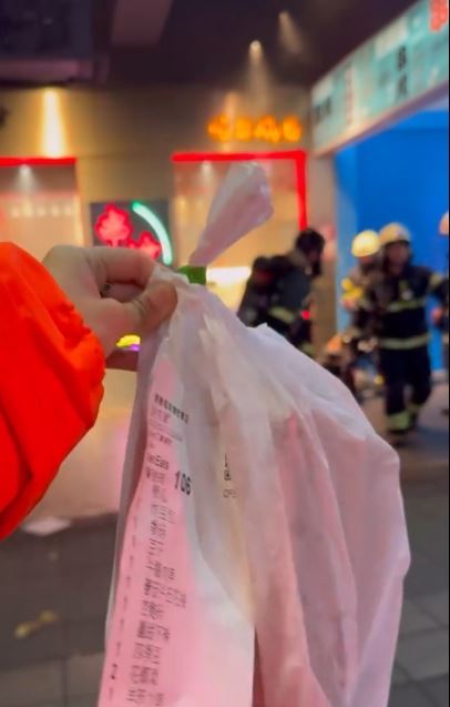 警消進出救火,最後一位顧客仍鎮定等外帶燒烤。(圖/翻攝自X@eating_egg)