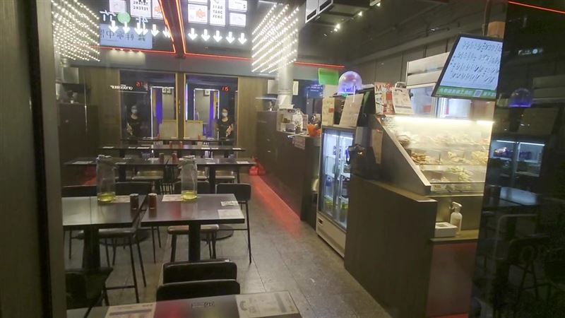 店家及時撲滅火勢、疏散客人,記者趕到時已無客人在店內用餐。(圖/三立新聞)