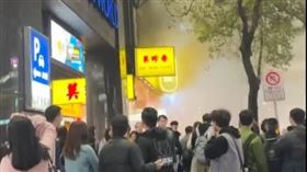 台北東區連鎖串燒「焦糖楓」深夜狂冒濃煙，警消馳援。（圖／翻攝自X@eating_egg）