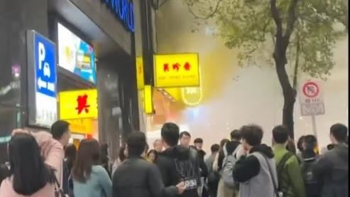 東區「焦糖楓」深夜狂冒濃煙 警消馳援