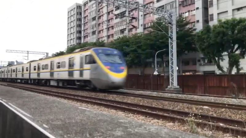 情侶吵架闖入平交道鐵軌區,見事情鬧急忙溜走。(示意圖/資料照)