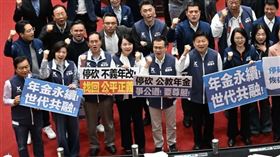 立法院會在2025/12/12三讀停砍公立學校教職員年金以及公務人員年金。（圖／翻攝自傅崐萁臉書）