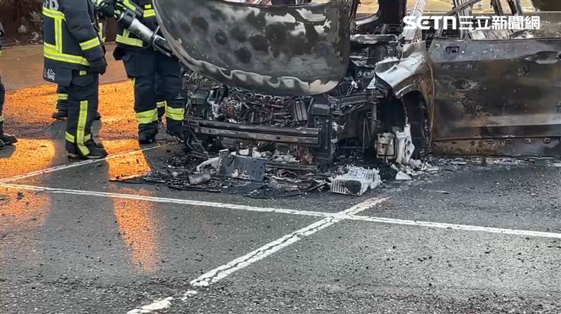台中烏日區第九公墓停車場清晨驚傳火燒車事件。(圖/翻攝畫面)