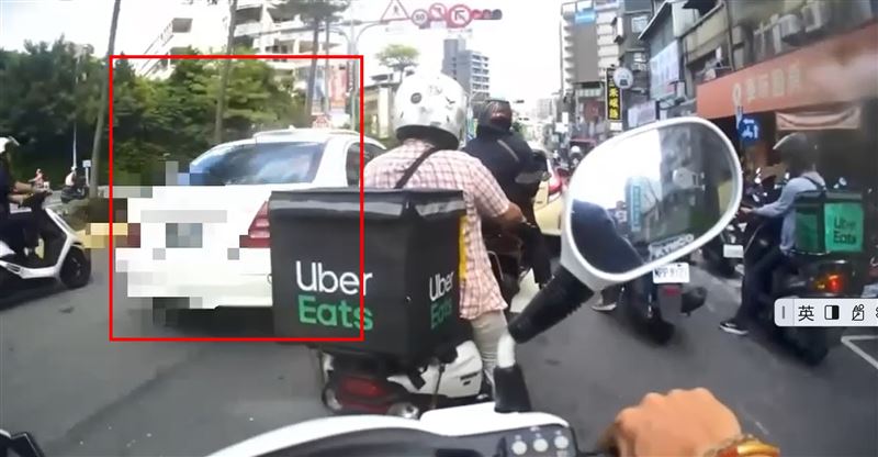 洪男毒駕先闖紅燈。(圖/翻攝畫面)