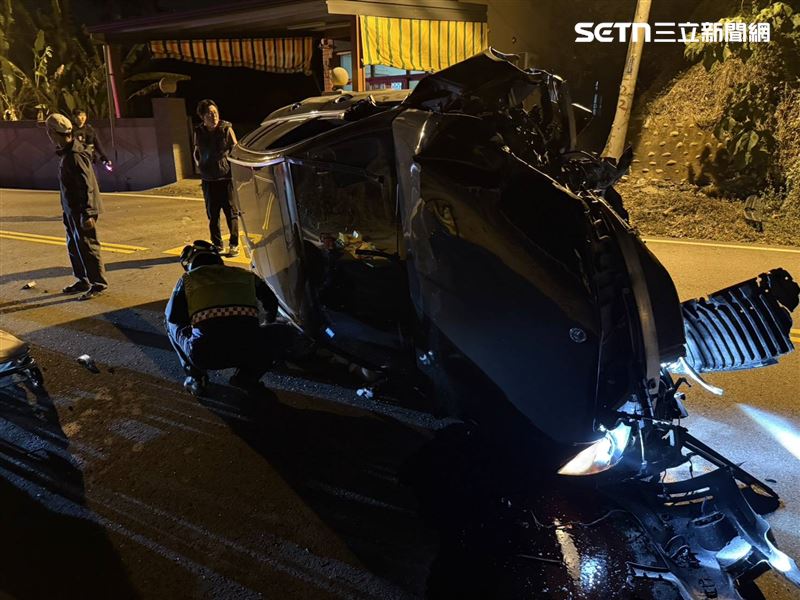 彰化男喝到爛醉還酒駕,開賓士休旅車衝撞民宅圍牆,慘翻車受困。(圖/翻攝畫面)