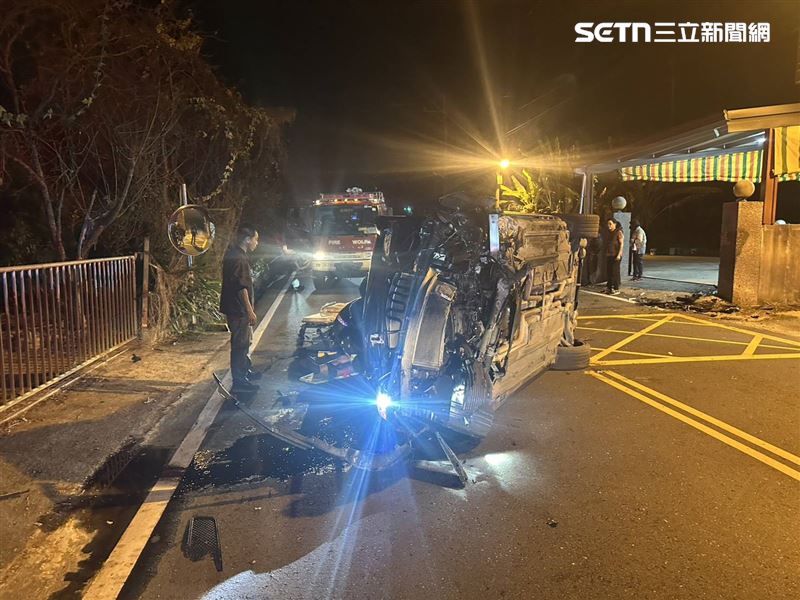 猛烈撞擊導致賓士休旅車車頭嚴重潰縮變形,車輪噴飛。(圖/翻攝畫面)