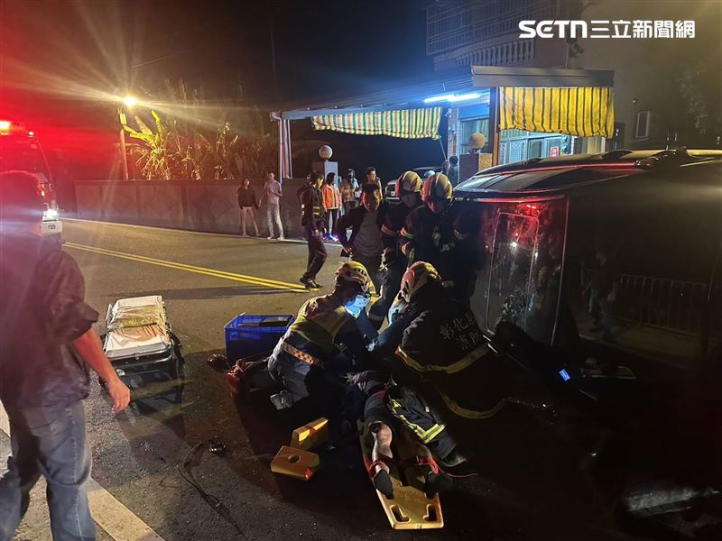 彰化男喝到爛醉還酒駕,開賓士休旅車衝撞民宅圍牆,慘翻車受困。(圖/翻攝畫面)