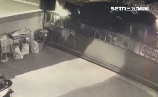 彰化男深夜酒駕猛撞民宅圍牆,車輛失控翻覆。(圖/翻攝畫面)