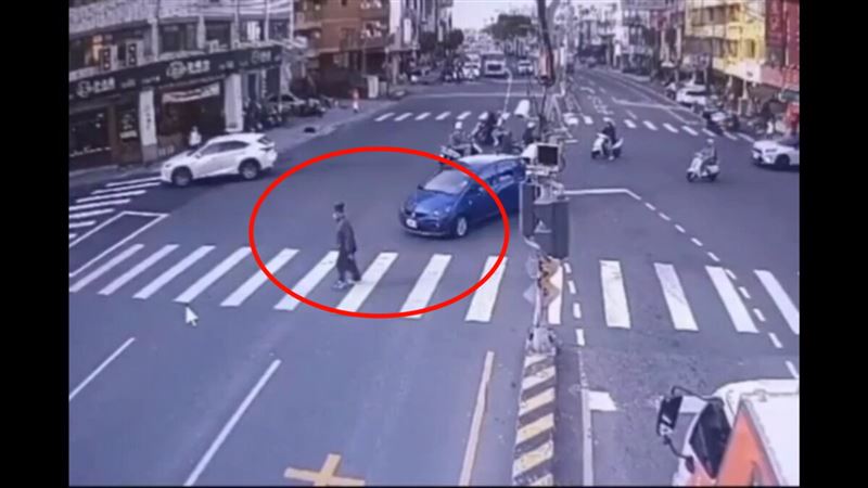 71歲老翁穿越斑馬線時遭轎車撞上。(圖/翻攝畫面)