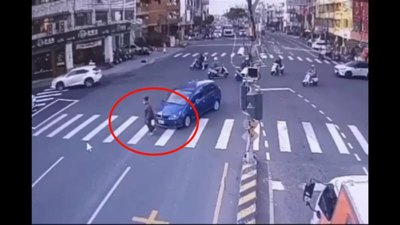 陳女左轉時撞上老翁。(圖/翻攝畫面)