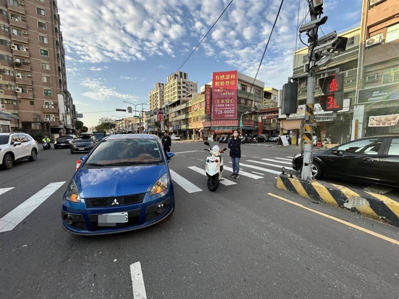 42歲陳女開車左轉時撞上71歲老翁。(圖/翻攝畫面)