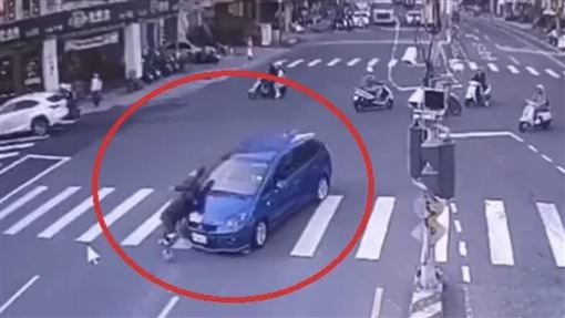 彰化女開車鏟飛71歲翁！行人地獄畫面曝光