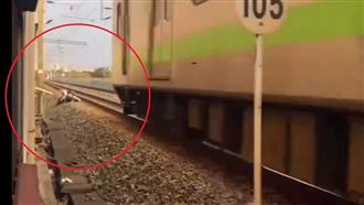 鬧事情侶闖入鐵軌！趴地翻滾爭吵畫面曝光