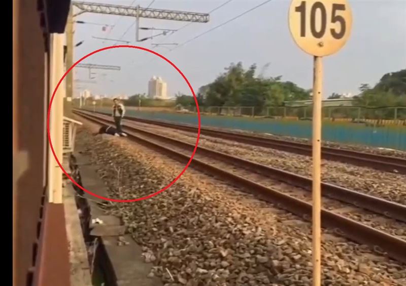 桃園一對情侶發生激烈爭吵,竟闖進鐵軌區拉扯爭執。(圖/翻攝記者爆料網)