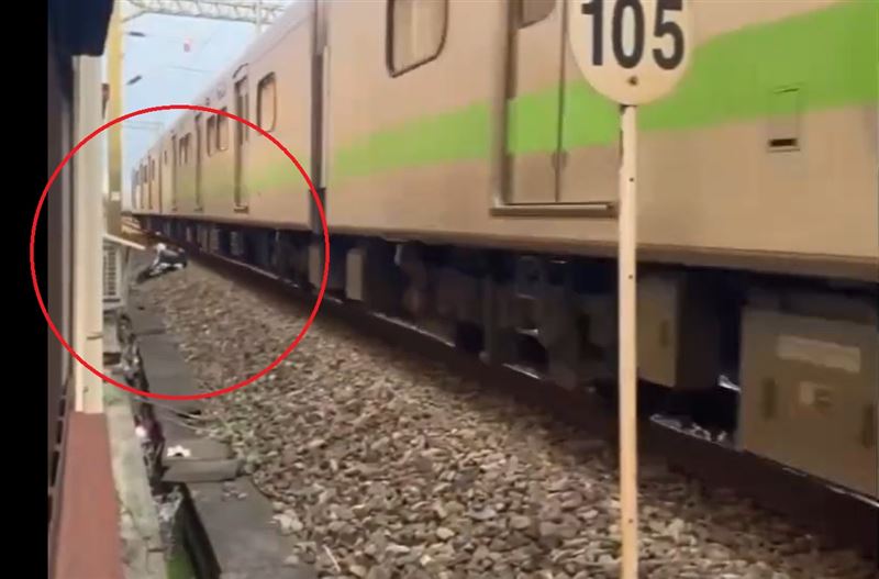 桃園一對情侶發生激烈爭吵,竟闖進鐵軌區拉扯爭執。(圖/翻攝記者爆料網)