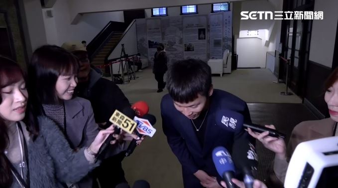 運動部長李洋受訪結束,還禮貌性的鞠躬致意。(圖/翻攝畫面)