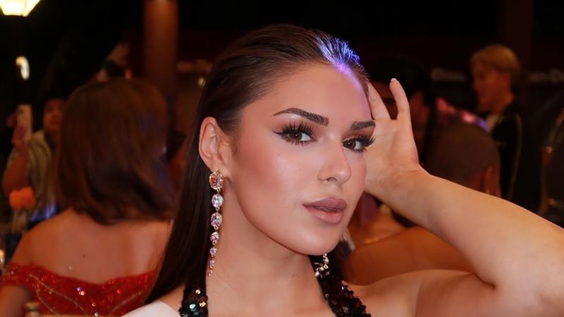 芬蘭小姐札夫斯對亞裔社群做出歧視性拉眼角動作，遭撤銷頭銜。（圖／翻攝自Sarah Dzafce IG）