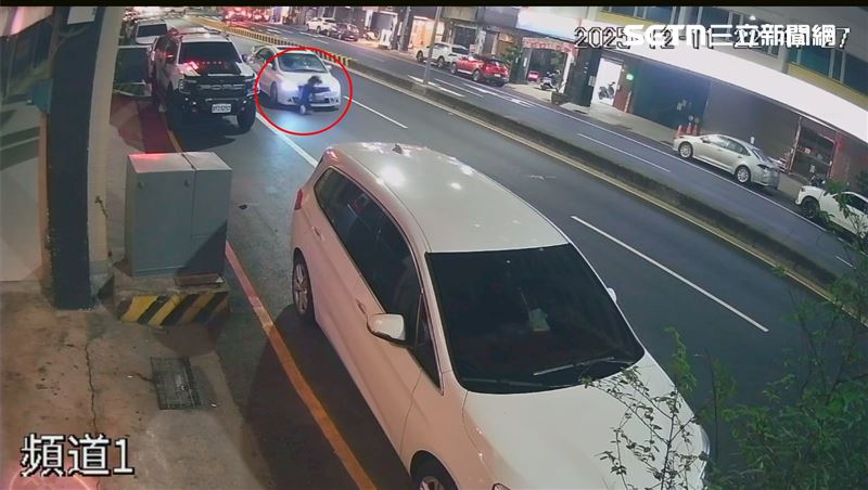 侯女第一度見到轎車衝上前挨撞。(圖/ooxx.mia提供)