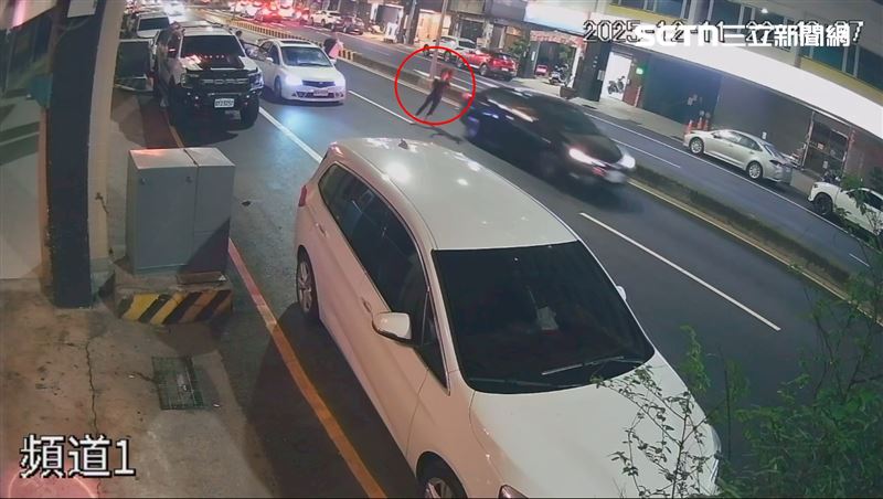 侯女起身後再次衝向黑色轎車。(圖/ooxx.mia提供)