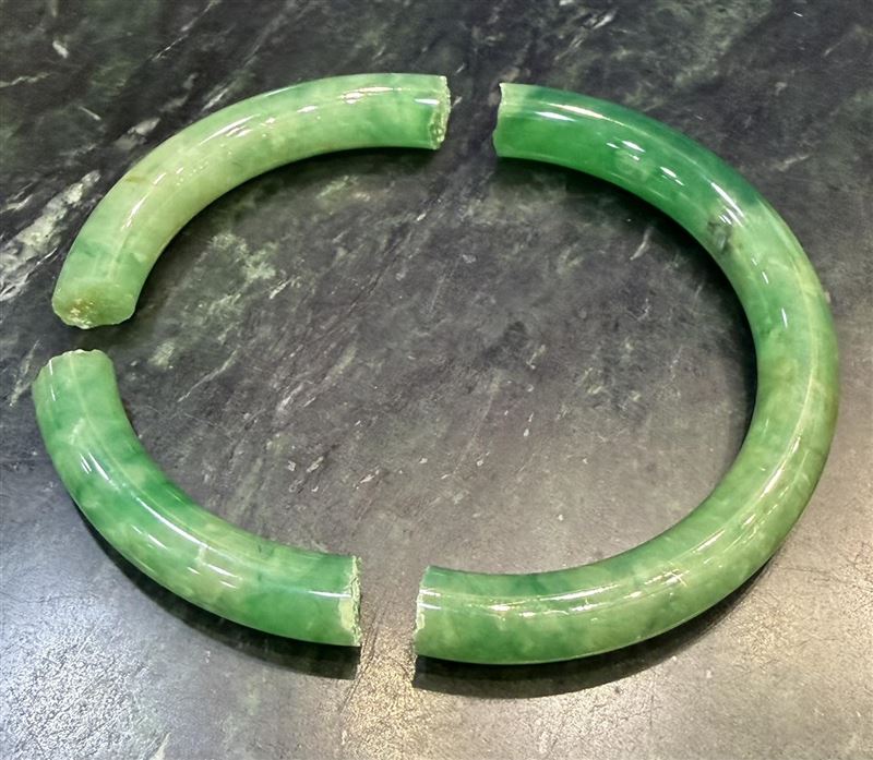 資深主播葉樹姍日前在忠孝東路跌倒,膝蓋、手掌破皮、玉鐲斷成3截。命理專家楊登嵙指出,玉能擋煞,斷裂後可用黃金銜接,嚴重受損可送廟化掉。(圖/翻攝自葉樹姍 Fan Club 臉書)