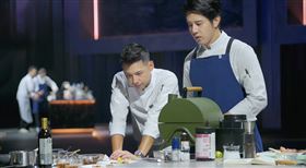 胡宇威（右）在料理中的靈活應變能力，讓施捷夫主廚大讚。（圖／華視提供）