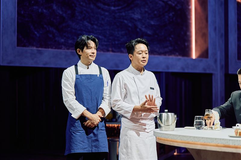 姚淳耀(左)與主廚Will高郁皓背水一戰。(圖/華視提供)