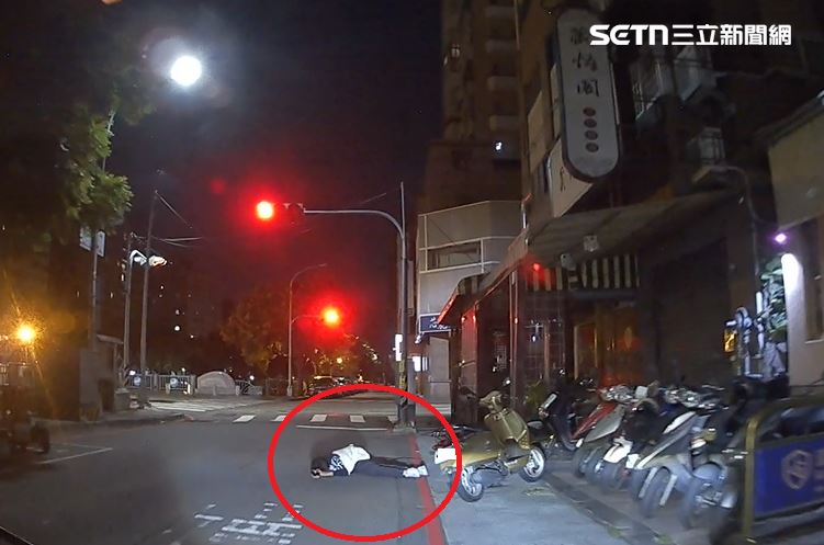 台中男喝茫找嘸回家路,趴在馬路中間呼呼大睡,差點晚7天回家。(圖/翻攝畫面)