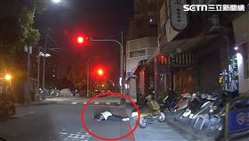 酒醉,醉倒,路倒,車道,台中,醉男,躺平（圖／翻攝畫面）