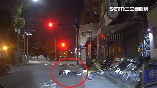 台中男喝茫趴路中間爽睡！警嚇喊：會死人