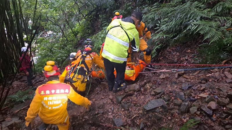 北市男登山摔落龍門谷　受困2天今晨獲救