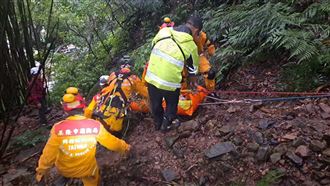 北市男登山摔落龍門谷　受困2天今晨獲救