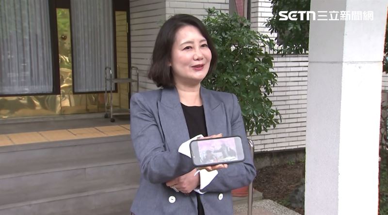 吳思瑤受訪秀出傅崐萁摸黃國昌頭的經典畫面。(圖/翻攝畫面)