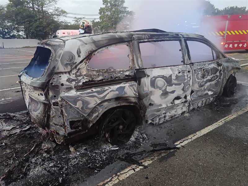 男子在車內引燃松香油造成火車燒。(圖/翻攝畫面)
