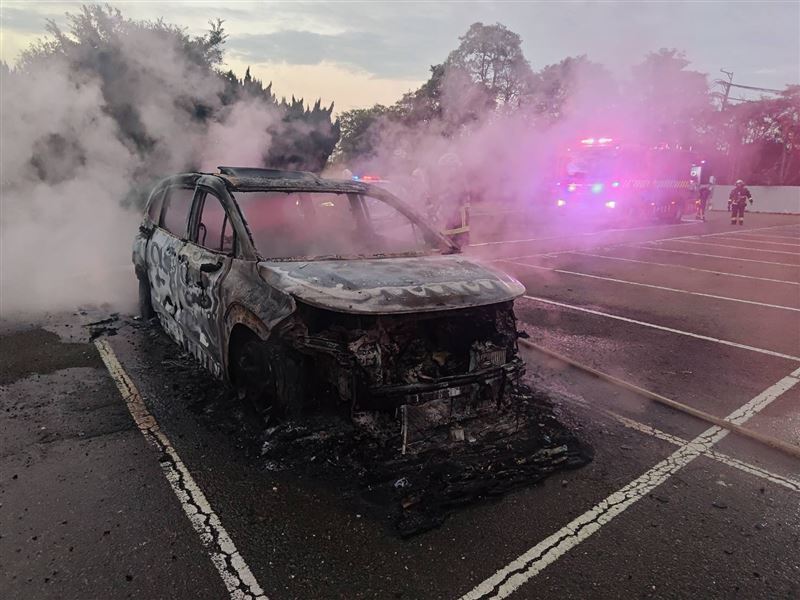 烏日區的「第九公墓」停車場內有轎車起火燃燒。(圖/翻攝畫面)