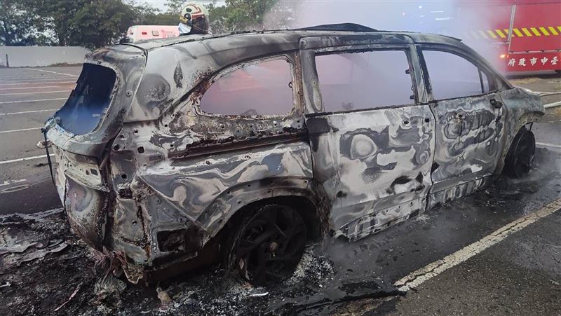 台中男躲公墓引燃松香油!轎車燒毀畫面曝