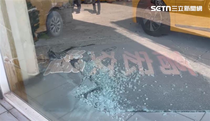 車隊車行被撞的碎碎,現場瀰漫汽油味。(圖/民眾提供)