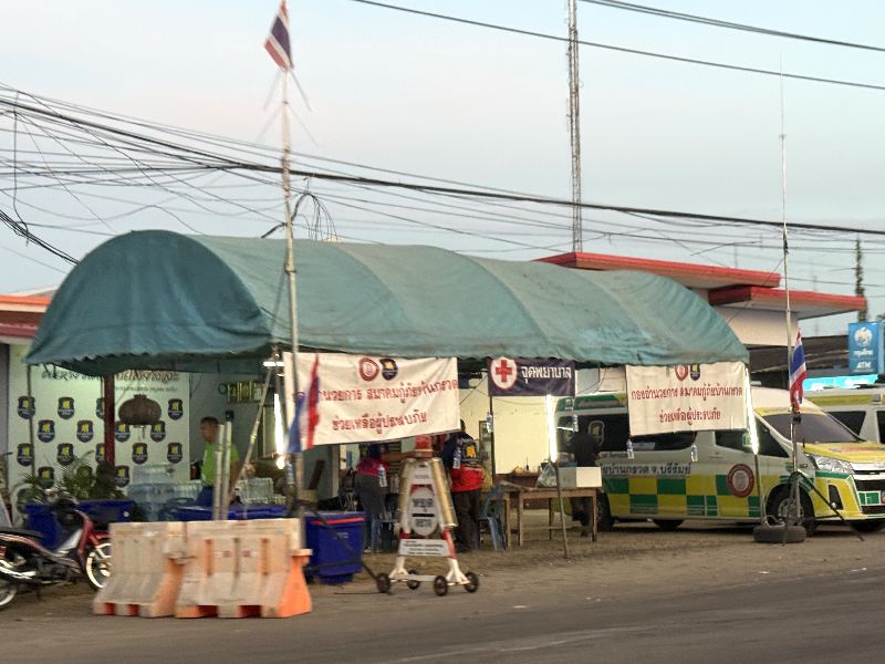 泰國與柬埔寨邊境衝突持續，泰方邊境村莊班科諾（Ban Kruat）的商店、學校和醫院已關閉，通往邊境軍事區域設有救護站