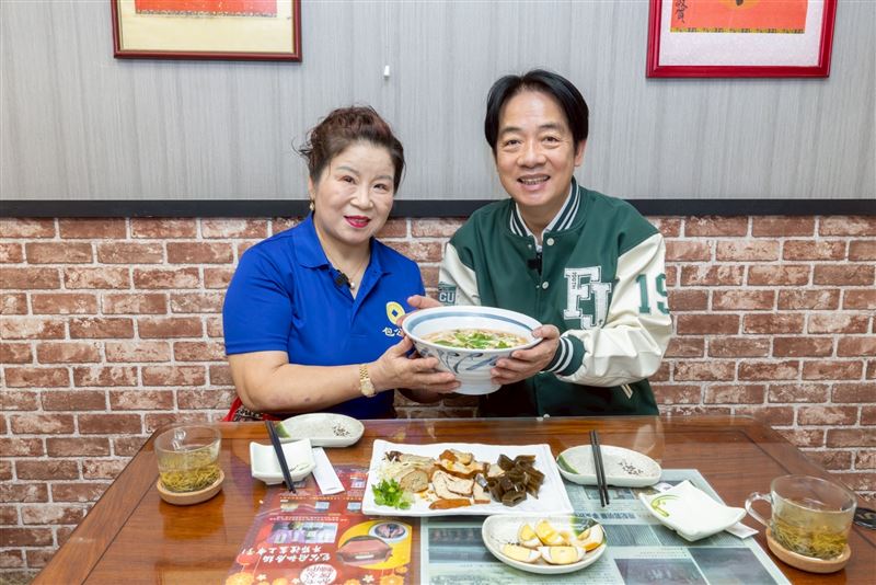 賴清德拜訪中配麵館老闆郭明華,大啖包公私房麵(圖/總統府提供)