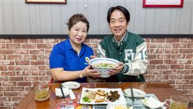 賴清德拜訪中配麵館老闆郭明華，大啖包公私房麵（圖／總統府提供） 