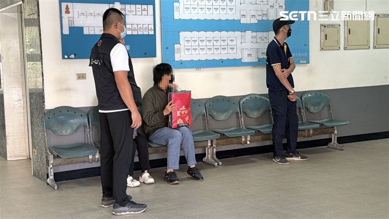 張姓巡佐兒子抵達殯儀館悲痛認屍。(圖/翻攝畫面)