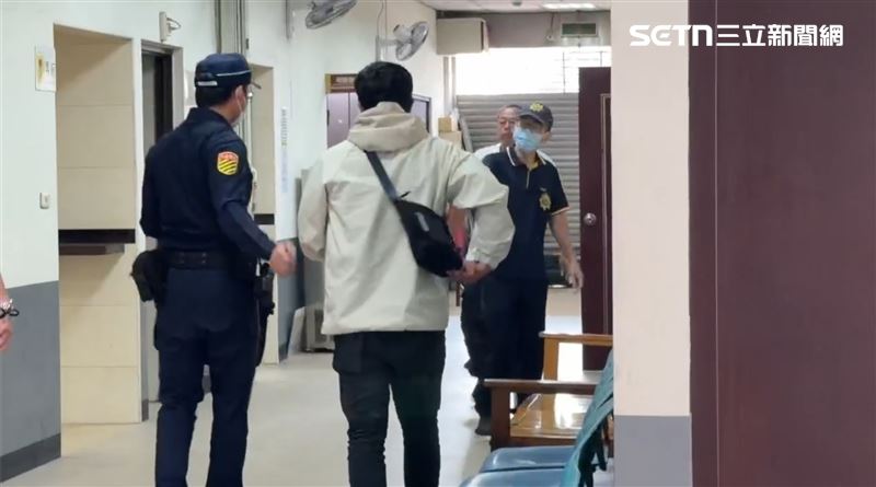 貨車司機現身殯儀館,對於違停導致巡佐自撞身亡,低調表示「就面對」。(圖/翻攝畫面)