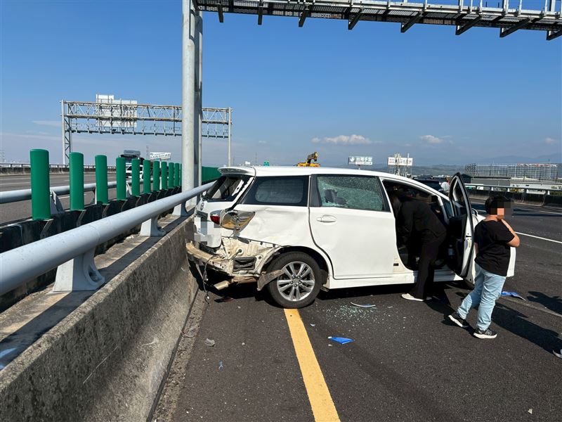 聯結車疑似變換車道不當,導致後方六輛小客車連環追撞。(圖/翻攝畫面)