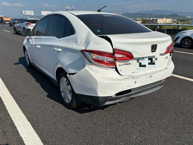 國道3草屯段6輛小客車發生追撞事故。(圖/翻攝畫面)