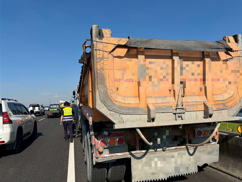 劉男駕駛聯結車疑似變換車道不當釀禍。(圖/翻攝畫面)