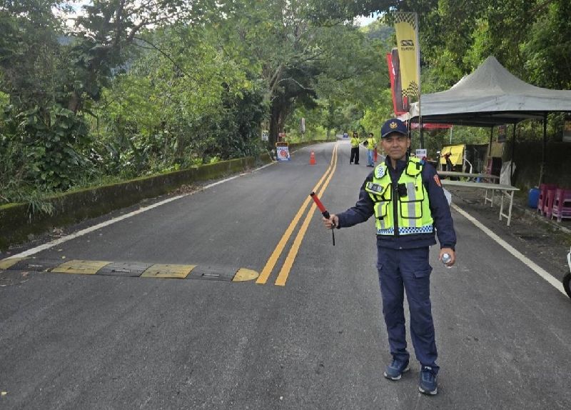 轉彎停等紅燈方向燈不能斷　東警：違者罰1200元以上