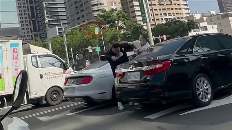 矯姓男子持水瓶朝曾男丟擲。(圖/翻攝pauljay19890808 Threads)