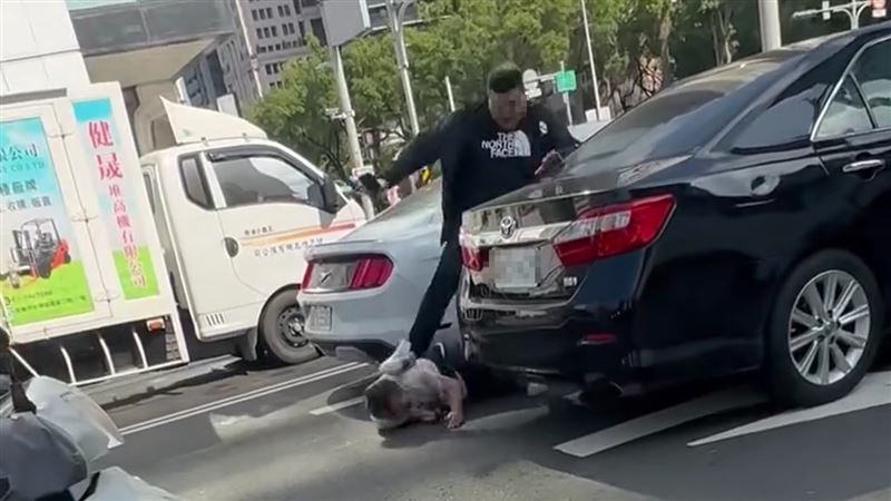 曾姓男子把矯男踹倒在地。(圖/翻攝自pauljay19890808 Threads)